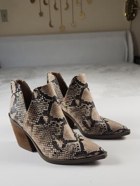 Vince‎ Camuto Gigietta Booties Snakeskin Print 7.5